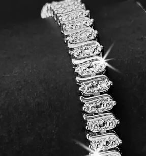 High-end women’s tennis bracelet in white gold, perfect for special occasions.